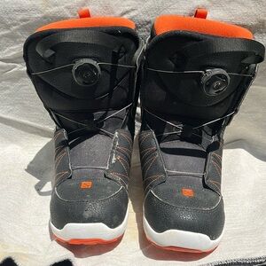 Salomon snowboard boots boys size 5
